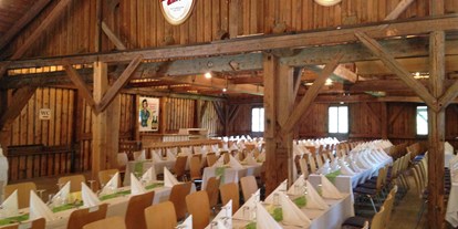 Hochzeit - Umgebung: am Land - Oberösterreich - Der Stadl des Schloss Stauff bietet ausreichend Platz für große Hochzeitsgesellschaften. - Schloss Stauff