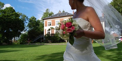 Hochzeit - Garten - Benz (Nordwestmecklenburg) - Braut vor dem Gutshaus Groß Siemen - Gut Gross Siemen