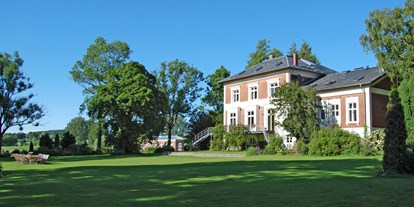 Hochzeit - Umgebung: im Park - Benz (Nordwestmecklenburg) - Gutshaus Groß Siemen Gartenseite - Gut Gross Siemen