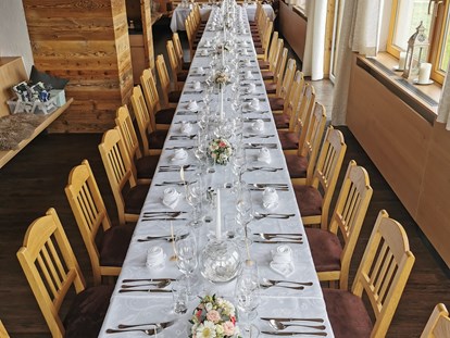 Hochzeit - Sommerhochzeit - Österreich - Panoramasaal mit Tafel für bis zu 44 Personen - Berghotel Gerlosstein