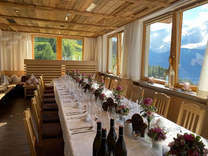 Hochzeit - Umgebung: im Park - Hochzeitstafel mit Panoramablick - Berghotel Gerlosstein