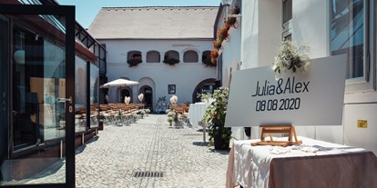 Hochzeit - Art der Location: ausgefallene Location - Gansbach - Trauung im malerischen Arkadeninnenhof - Vierzigerhof - ein malerischer Arkadenhof mit Vintage-Charme