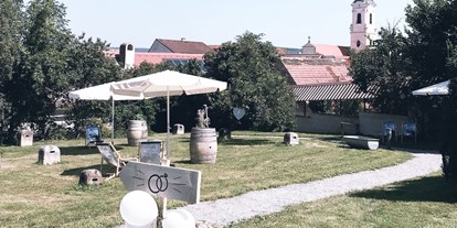 Hochzeit - Art der Location: Bauernhof/Landhaus - Langenlois - Sektempfang oder Agape im Garten - Vierzigerhof - ein malerischer Arkadenhof mit Vintage-Charme