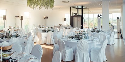 Hochzeit - Hochzeits-Stil: Traditionell - Rosenburg - Tafel im Obergeschoss mit Platz bis zu 120 Personen - Vierzigerhof - ein malerischer Arkadenhof mit Vintage-Charme
