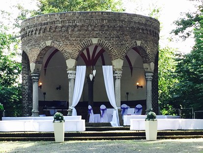 Hochzeit - Umgebung: im Park - Freie Trauung an unserem geweihten Steinpavillon mitten im wunderschönen Schlosspark  - Brasserie Schloss Paffendorf