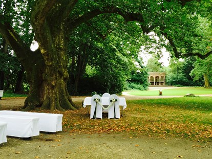 Hochzeit - Hochzeits-Stil: Fine-Art - Alternative zum Pavillon... ene Trauung an unserem schönen Mammutbaum mitten im großzügigen Schlosspark  - Brasserie Schloss Paffendorf
