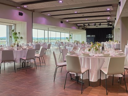 Hochzeit - Frühlingshochzeit - Der große Festsaal im FRITZ am See bietet Platz für bis zu 200 Hochzeitsgäste. - das Fritz am See