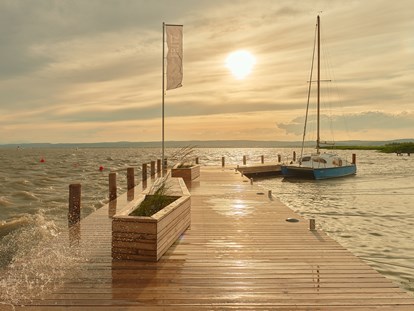 Hochzeit - Parkplatz: kostenlos - Der Bootsanlegesteg des FRITZ am See. - das Fritz am See