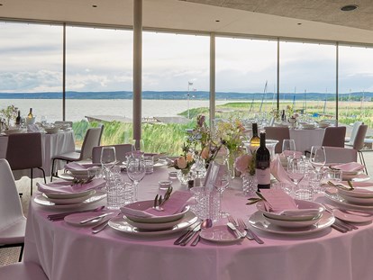 Hochzeit - Geeignet für: Hochzeit - Der große Festsaal im FRITZ am See bietet einen herrlichen Blick über den Neusiedlersee. - das Fritz am See