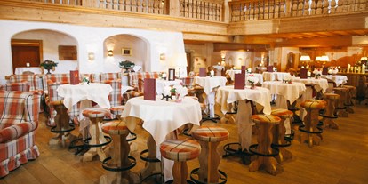 Hochzeit - Art der Location: Hotel - Neukirchen am Großvenediger - Hotelbar "auf der Tenne" im Bio-Hotel Stanglwirt in Tirol. - Bio-Hotel Stanglwirt