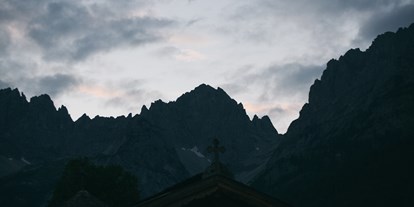 Hochzeit - Art der Location: Hotel - Neukirchen am Großvenediger - Traumhafter Blick auf die Berge rund um den Stanglwirt in Tirol. - Bio-Hotel Stanglwirt