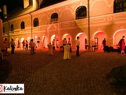 Hochzeit - Umgebung: in den Bergen - Bezirk Neunkirchen - Night-Life im Innenhof - Hochzeitsschloss Gloggnitz
