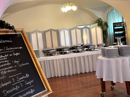 Hochzeit - Art der Location: Burg - Bezirk Neunkirchen - Buffet im großen Saal - Hochzeitsschloss Gloggnitz