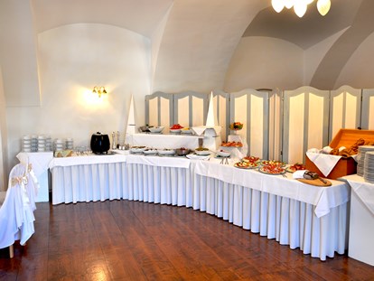 Hochzeit - Weinkeller - Buffet im großen Saal - Hochzeitsschloss Gloggnitz