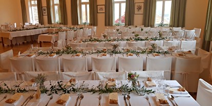 Hochzeit - Frühlingshochzeit - Munderfing - Gedeckter Saal mit Tafel und Tanzfläche - mittig vor der Bühne - Gasthof Englwirt 