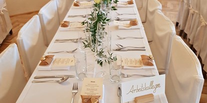 Hochzeit - Umgebung: in einer Stadt - Munderfing - Gedeckte Tische und behusste Stühle - Gasthof Englwirt 
