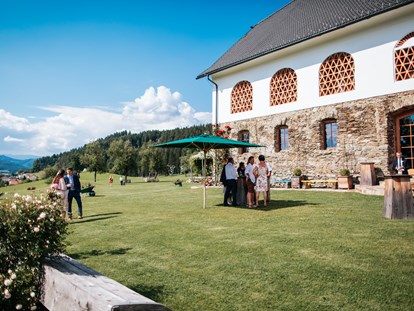 Hochzeit - Garten - St. Georgen am Längsee - Vor Lilli's Feststadl sorgen Sonnenschirm für ausreichend Schatten. - Lillis Feststadl