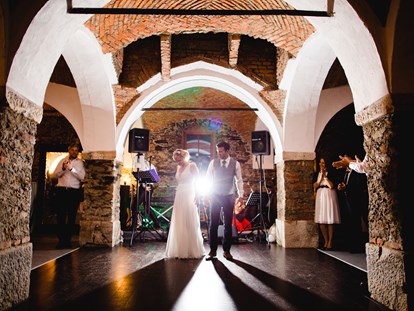 Hochzeit - Hochzeitsessen: 3-Gänge Hochzeitsmenü - Bodensdorf (Steindorf am Ossiacher See) - Das Brautpaar auf der großen Tanzfläche. - Lillis Feststadl