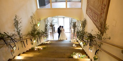 Hochzeit - Art der Location: Eventlocation - Brautpaar kommt in den Festsaal  - Schloss Maria Loretto am Wörthersee