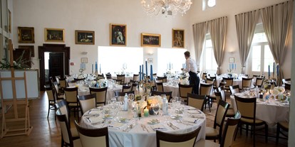 Hochzeit - Art der Location: Eventlocation - Der große Saal gedeckt - Schloss Maria Loretto am Wörthersee