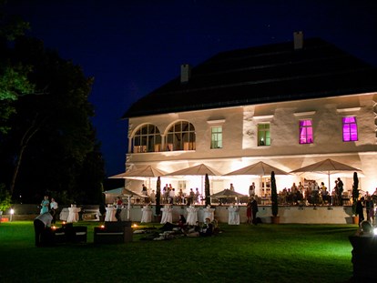 Hochzeit - Hochzeitsessen: mehrgängiges Hochzeitsmenü - Österreich - Kino im Schlossgarten bei einer Hochzeit - Schloss Maria Loretto am Wörthersee