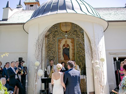Hochzeit - Hochzeitsessen: 3-Gänge Hochzeitsmenü - Österreich - Die Trauung vor der Schlosskapelle im Loretto. - Schloss Maria Loretto am Wörthersee