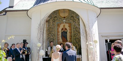 Hochzeit - Art der Location: Eventlocation - Die Trauung vor der Schlosskapelle im Loretto. - Schloss Maria Loretto am Wörthersee