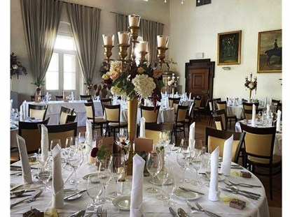 Hochzeit - Wickeltisch - Blumen Isabella, der große Saal ohne Hussen gedeckt, wirkt ganz anders, - Schloss Maria Loretto am Wörthersee