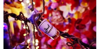 Hochzeit - Art der Location: Eventlocation - Die Candybar im Wintergarten, ein Dessert und ein Meer von Blumen.  - Schloss Maria Loretto am Wörthersee