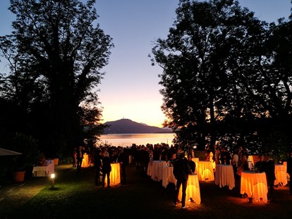 Hochzeit - Herbsthochzeit - Österreich - Sonnenuntergang mit einem Stehempfang im Schlossgarten über den Wörthersee  - Schloss Maria Loretto am Wörthersee
