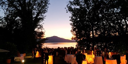Hochzeit - Art der Location: Eventlocation - Sonnenuntergang mit einem Stehempfang im Schlossgarten über den Wörthersee  - Schloss Maria Loretto am Wörthersee