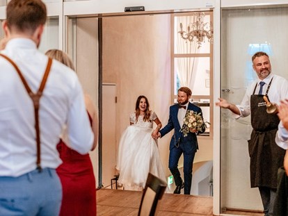 Hochzeit - Umgebung: mit Seeblick - Österreich - Das Brautpaar kommt in den Dinner Saal und wird von den Gäste mit stehenden Applaus erwartet. - Schloss Maria Loretto am Wörthersee