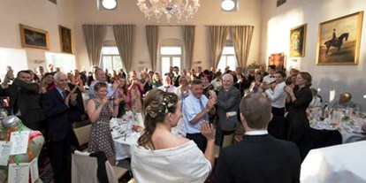 Hochzeit - Art der Location: Eventlocation - Das Brautpaar kommt in den Raum - Schloss Maria Loretto am Wörthersee