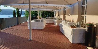 Hochzeit - Art der Location: Eventlocation - Das Büffet auf der Schlossterrasse aufgebaut.  - Schloss Maria Loretto am Wörthersee