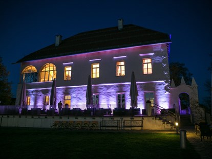 Hochzeit - Hochzeits-Stil: Vintage - Lichterspiele im Schloss Maria Loretto am Wörthersee. - Schloss Maria Loretto am Wörthersee