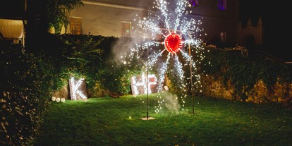 Hochzeit - Art der Location: Eventlocation - Feuerwerk im Garten  - Schloss Maria Loretto am Wörthersee