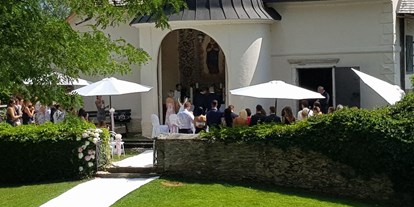 Hochzeit - Art der Location: Eventlocation - Außenhochzeit vor dem Altar - Schloss Maria Loretto am Wörthersee