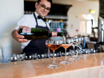 Hochzeit - Weinkeller - Bled - Alyala Rose Champagner von unserem Barchef für den Aperitife serviert.
 - Schloss Maria Loretto am Wörthersee