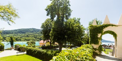 Hochzeit - Art der Location: Eventlocation - Gartenansicht von der vorderen Terrasse. - Schloss Maria Loretto am Wörthersee