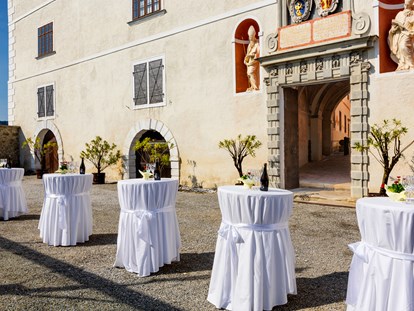 Hochzeit - Art der Location: Schloss - Die Obere Bastei eignet sich ideal für einen Sektempfang im Freien mit herrlichem Blick bis zum Neusiedlersee. - Burg Forchtenstein