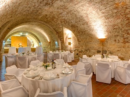 Hochzeit - Art der Location: Schloss - Der Lutherkeller der Burg Forchtenstein bietet Platz für bis zu 110 Hochzeitsgäste. - Burg Forchtenstein