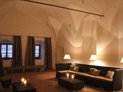 Hochzeit - Art der Location: Schloss - Oberösterreich - Die stylishe Kamin-Lounge ist ideal für Brautstehlen geeignet. - Landschloss Parz