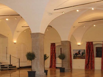 Hochzeit - Geeignet für: Vernissage oder Empfang - Oberösterreich - Das Schloss-Gewölbe mit seinen mächtigen Steinsäulen und Marmorboden ist direkt vom Schlosshof zugänglich.  - Landschloss Parz