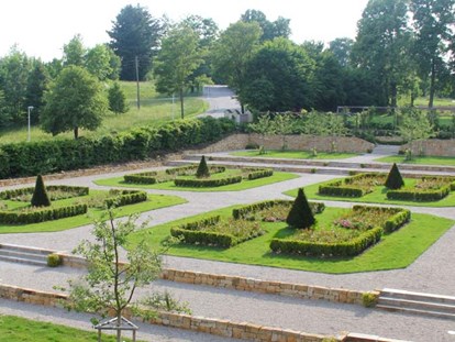 Hochzeit - Standesamt - Blick in den formal gestalteten Renaissance-Garten - Landschloss Parz