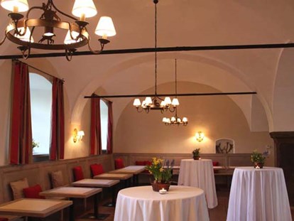 Hochzeit - externes Catering - Gemütlich-elegante Feiern finden in den Gewölben des Schlosswirtes am offenen Kamin statt. - Landschloss Parz