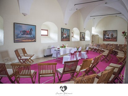 Hochzeit - Garten - Oberösterreich - Standesamtliche Trauungen sind im Landschloss Parz in den verschiedenen Innenräumen möglich. Hier ist alles für eine Trauung im Schloss-Gewölbe vorbereitet. - Landschloss Parz