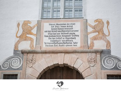 Hochzeit - Parkplatz: kostenlos - Oberösterreich - Genehmigung Kaiser Maximilans I. zum Bau des Landschlosses Parz aus dem Jahr 1515. - Landschloss Parz