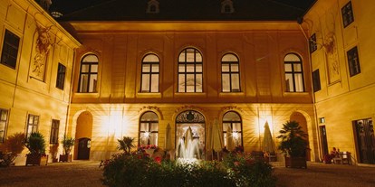 Hochzeit - Kirche - Schloßhof - Das Schloss Eckartsau bei Nacht. - Schloss Eckartsau