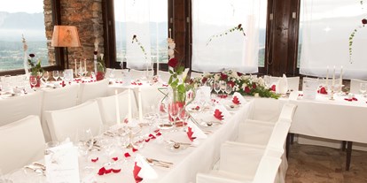 Hochzeit - Art der Location: ausgefallene Location - Hochzeitstafel im Turmsaal, Burg Landskron - Burg Landskron