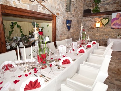 Hochzeit - Art der Location: im Freien - Patergassen - Hochzeitstafel im Turmsaal, Burg Landskron - Burg Landskron